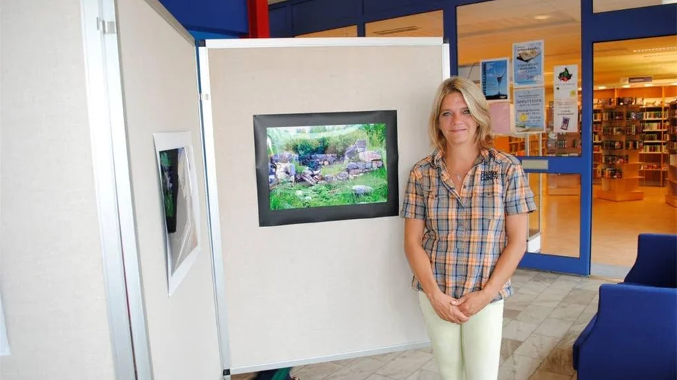 Eva-Lotta Holmstedt visar sina fotografier från Tjust i en utställning på Stadsbiblioteket.