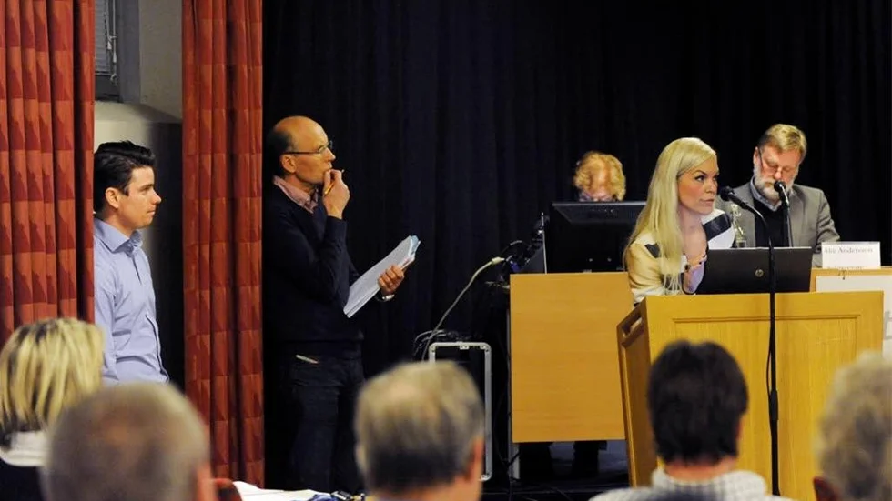 Barn- och utbildningsnämdens delegation bestående av från vänster Esbjörn Grandalen, Kalle Söderberg och i talarstolen Christin Rampeltin-Molin presenterade några tuffa framtidsutmaningar för Västerviks kommun.