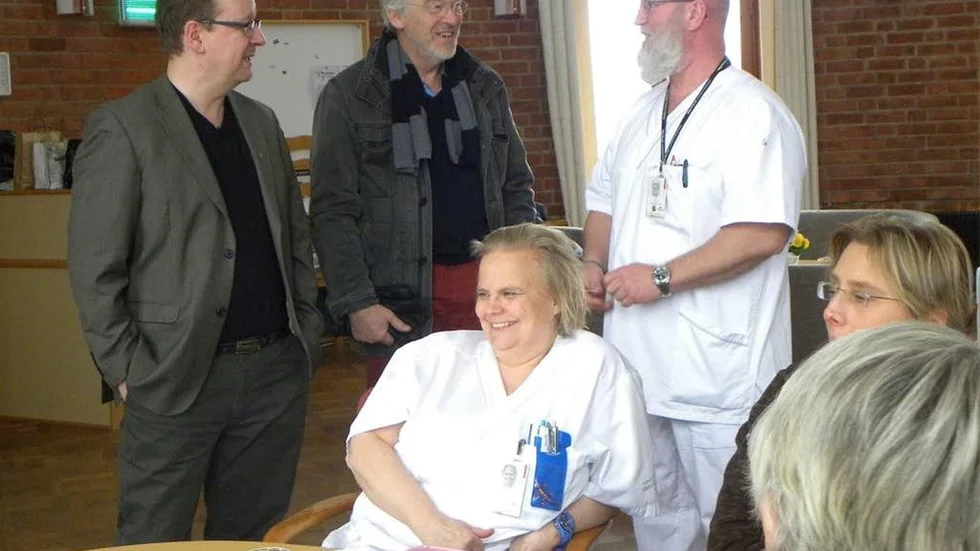 Pierre Edström och Åke Aldman (FP) på besök hos hälsocentralen i Ankarsrum, här i samtal med verksamhetschefen Hans Jansson.
