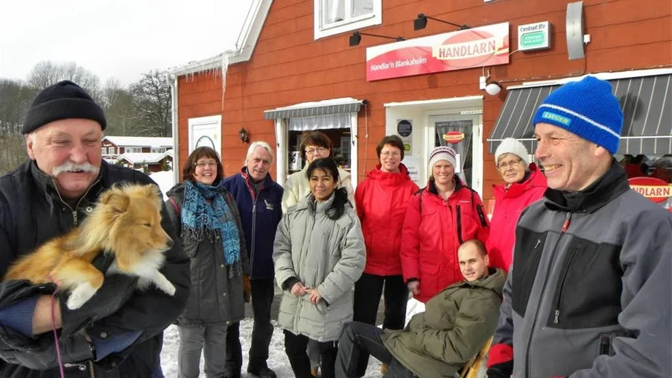 Här är några av många Blankaholmsbor som nu är delaktiga i att rädda lanthandeln. Längst fram Conny Svensson och Sven Högström, Sonja Hedman-Folke, Jan Folke, Gunilla Jacobsson (skymd), Myrna Pettersson, Mariana Högström, Ulrika Karlsson, Kerstin Malmberg och Eric Hedman sittandes på sparken.