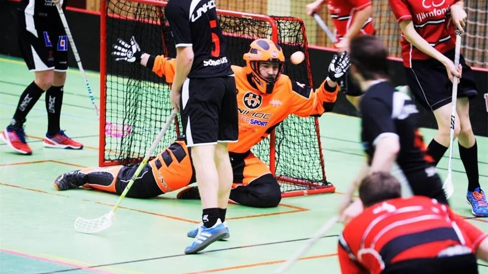 WIBK:s Christoffer Malmberg hade ingen rolig dag i målet då laget förlorade med 7-13 hemma mot Malmhaug.