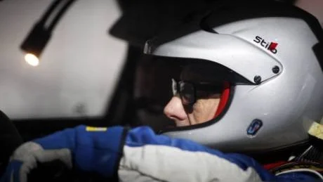 Mikael Lindqvist fick ingen bra start på SM-rallyt i Värmland. Med en trasig turboslang fick    han rulla runt de två varven på Färjestad travbana.