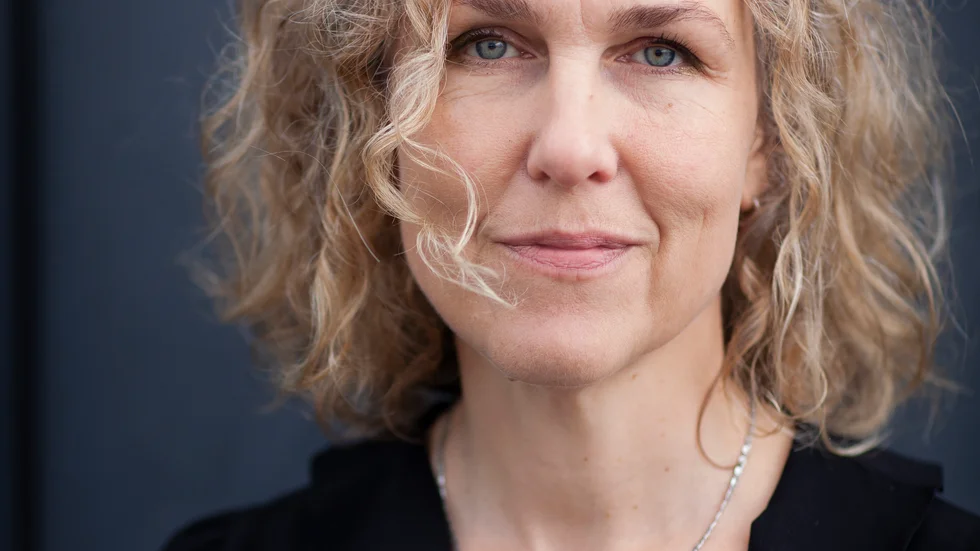 Marit Kapla fick Augustpriset för sin debutbok "Osebol". "Kärlek på svenska" är ännu ett dokumentärt verk där olika röster tillsammans bildar en helhet. 