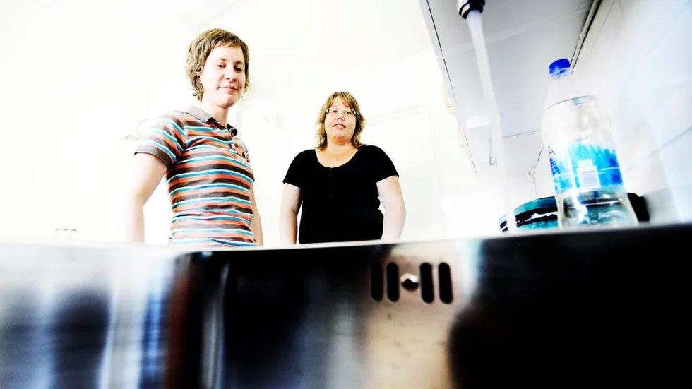 Anna Johansson och Anna Heidesjö är två av de livsmedelsinspektörer som granskat mottagningskök i Västerviks kommun. Arkivfoto.