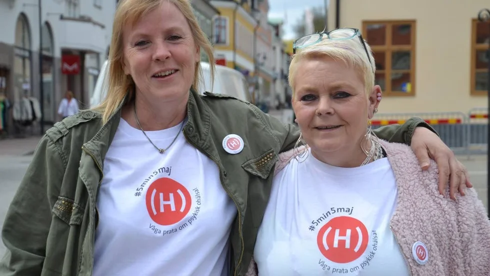 VILL HJÄLPA ANDRA. Gunilla Stieng och Anette Nöteberg kommer att stå på torget idag, lördag, och berätta om sina erfarenheter av psykisk ohälsa.