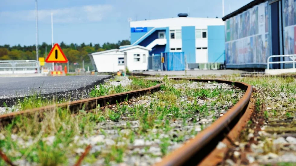 Tas i bruk. I några år har industrispåret från hamnen varit oanvänt. Senare i år ska godstrafiken på järnväg komma igång igen.