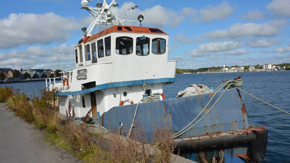 Långliggare. Isbrytaten Aston har legat vid kajen i Västervik i flera år. Ingen vill kännas vid båten.