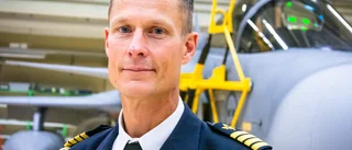 Han tar över styrspakarna på F21 