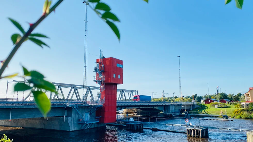 Nya ledverk ska monteras i vattnet på vardera sidan om Kvicksundsbron. Trafikverket varnar att det kan komma att bullra en hel del.