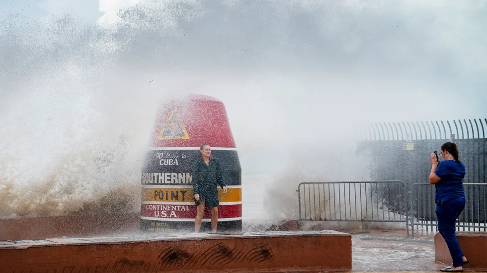 Besökare vid Southernmost Point i sydligaste Florida tar bilder på tisdagen. Det är inte så farligt som det kan se ut – Southernmost Point ligger i Key West som bara berörs av orkanens utkanter.