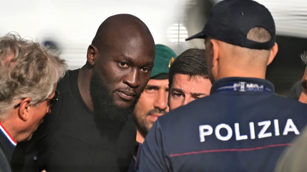 Romelu Lukaku, tvåa från vänster, vid ankomsten till Rom i tisdags för förhandlingar med Roma. Nu är det klart att han lånas ut från Chelsea.