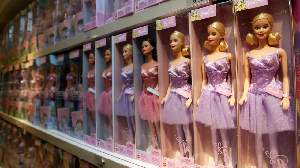 En rad med Barbiedockor i en amerikansk leksaksbutik. Dockorna på bilden har ingen koppling till artikeln. Arkivbild.