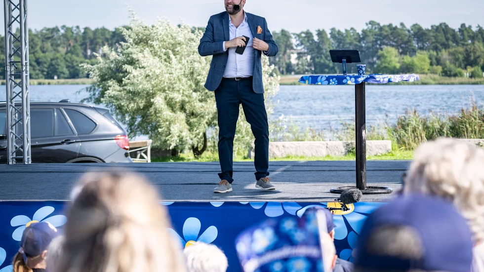 Silvertejpen. SD:s partiledare vill hellre vara minister eller vara i opposition än att agera silvertejp åt en regering.