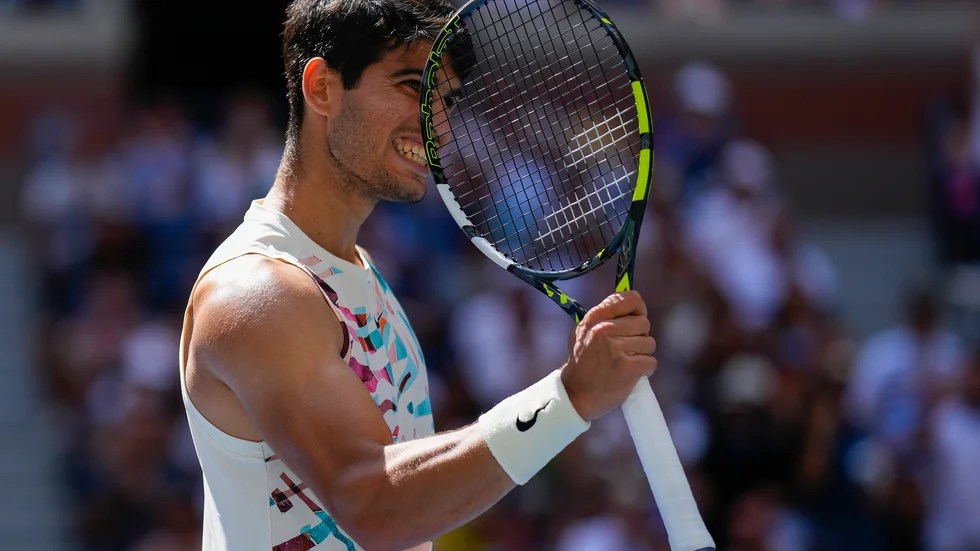 Världsettan Carlos Alcaraz, Spanien, är vidare till fjärde omgången av US Open.