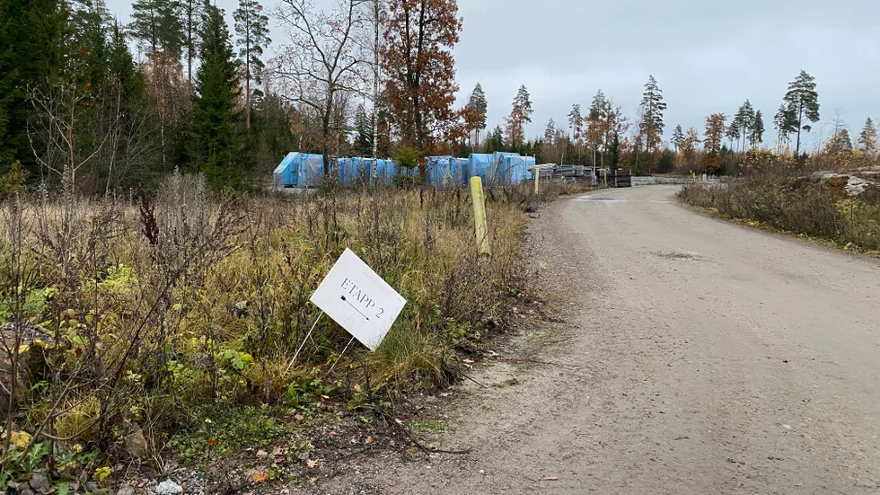 Antalet persontransporter med motorfordon (oavsett  drivmedel) är rimligtvis större till och från ett perifert beläget radhusområde med 200 hushåll än ett motsvarande område med 50 villors, skriver signaturen Bara en enda röst i valet.