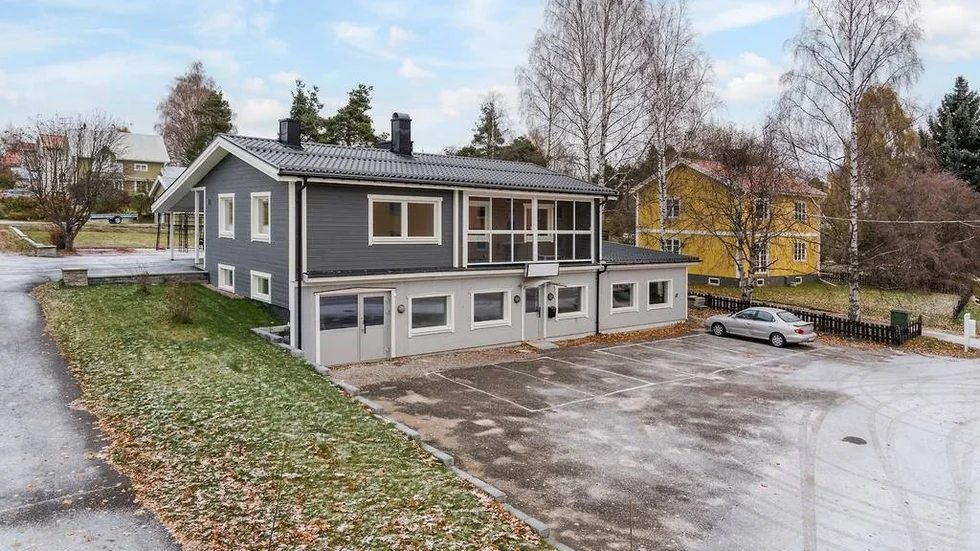 Fastigheten inrymmer bostad på övre plan och en affärslokal på bottenplan. Nuvarande ägare köpte fastigheten 2020 och annonsen lades ut under torsdagen.