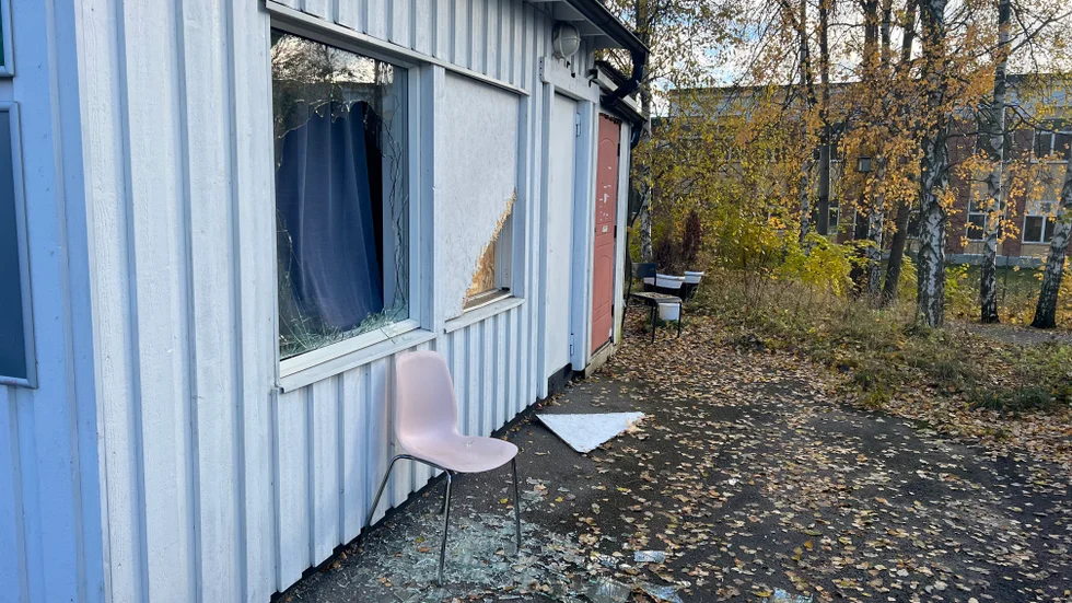 Tjuvarna tog sig in genom en krossad ruta.
