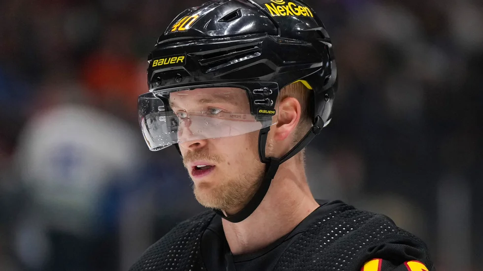 Vancouvers svenske center Elias Pettersson tänker hålla sig kvar i täten av NHL:s poängliga. I matchen mot Ottawa blev det tre nya, ett mål och två assist, när Vancouver vann med 5–2. Arkivbild.