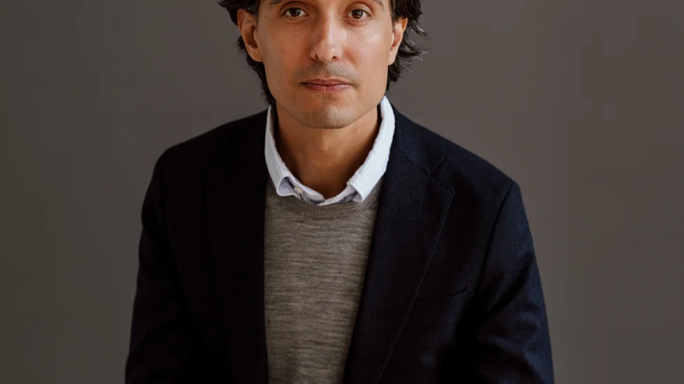 Jonas Hassen Khemiri slog igenom med romanen "Ett öga rött" år 2003. Sedan 2021 bor Khemiri i New York där han undervisar i kreativt skrivande på New York University.