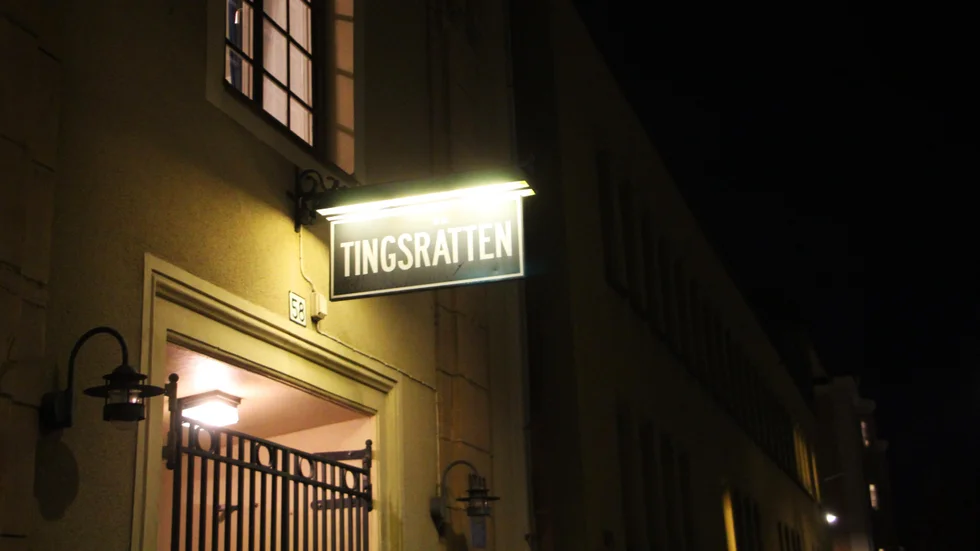 Tonåringen åtalas nu i Norrköpings tingsrätt för våldtäkt alternativt oaktsam våldtäkt.