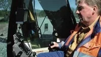 Den här grävaren har en räckvidd på 18,5 meter och skopans position kan bestämmas med hjälp av satelliter. På en ritning, i en monitor kan Göran Karlsson se exakt var på ritningen som skopan befinner sig. Foto: HANS BRANDIN