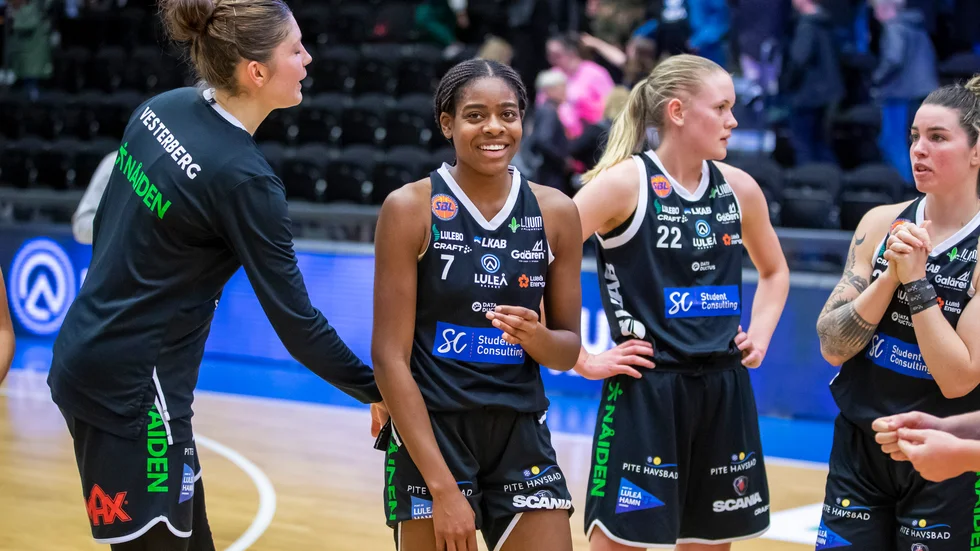 Nya kaptenen Josefin Vesterberg klappar om rookien Tiffany Barbosa efter den fina hemmapremiären.