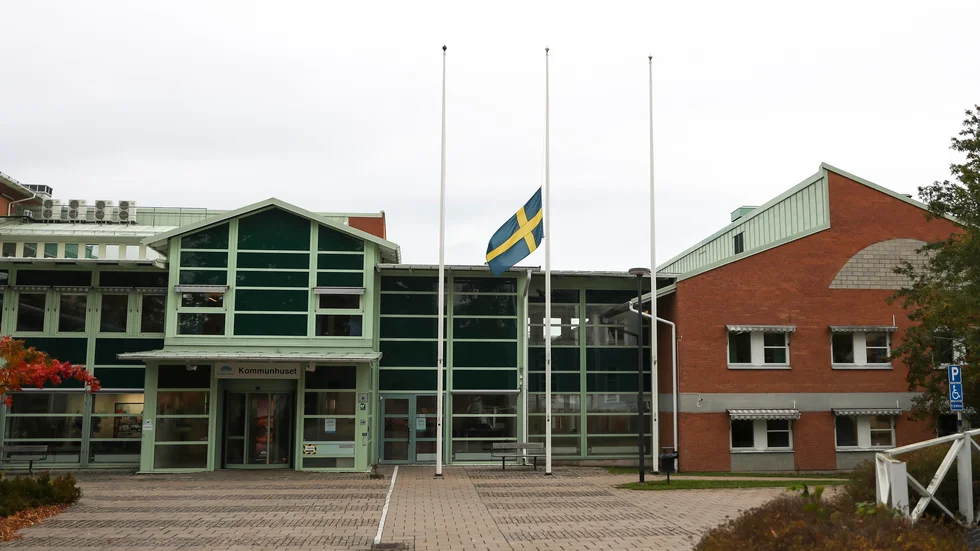 Motala kommun flaggar på halv stång framför kommunhuset för att de svenskar som föll offer för terrorattentatet i Bryssel.