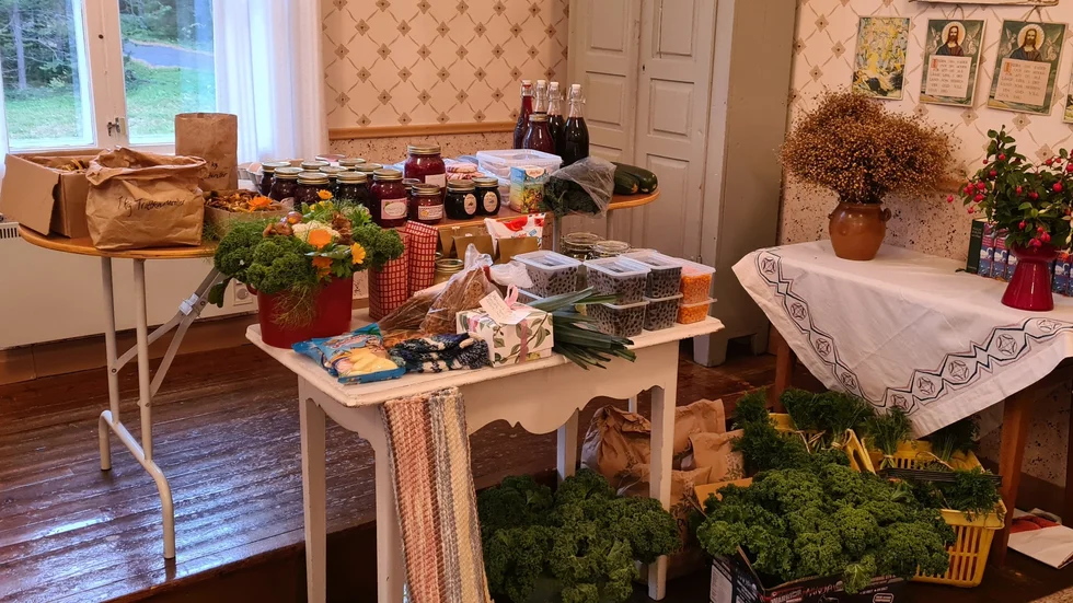 Skördeauktionen i Högsböle gamla skola inbringade 12 000 kronor till Läkarmissionen och utsatta barn i Ukraina.