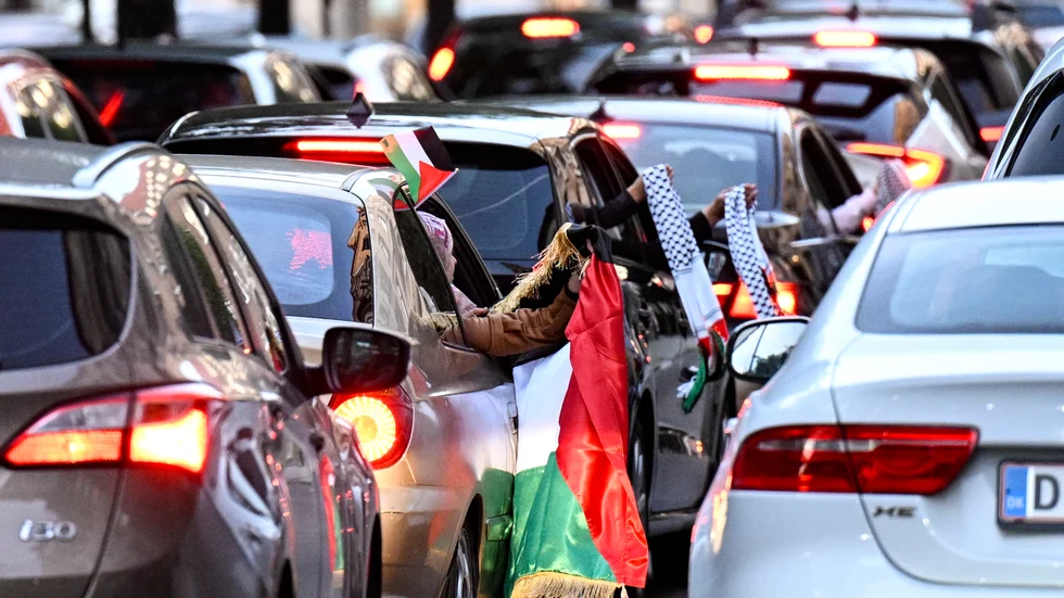 Det viftades med palestinska flaggor vid en bilburen manifestation i centrala Malmö i söndags kväll.