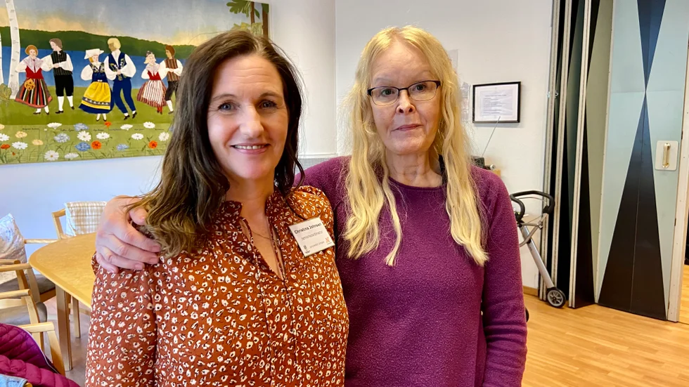 Christina Johnsen, seniorkoordinator, jobbar för att äldre ska bryta sin ensamhet. Mimmi Liss är ett exempel på att det går. "Träffpunkten är det bästa som hänt mig", säger hon.