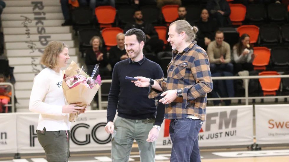 Melina Andersson, landslagets kanotist som siktar på en OS-plats i sommar, är mottagare av NT-guldet 2023. I Stadium Arena tog Bråvikens kanotist emot priset av NT-sportchefen Jacob Sjölin och reportern Christer Gustafson. 