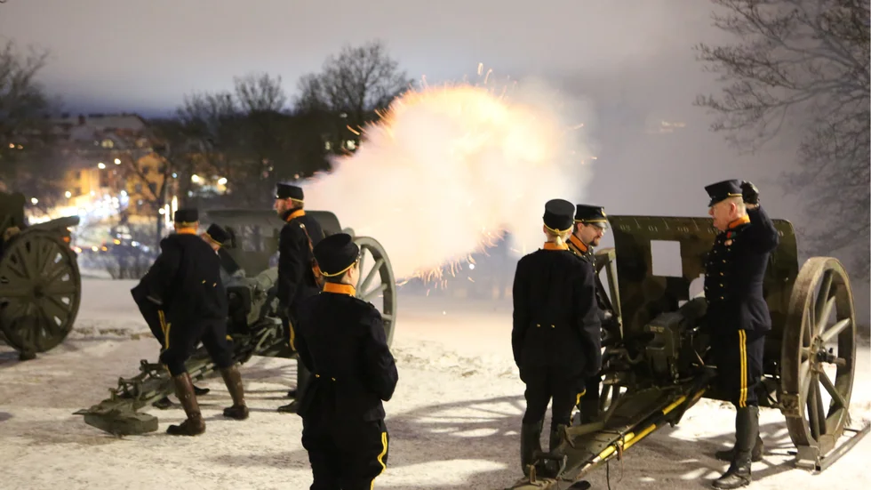 24 salutskott avfyrades. 9 stycken för antalet deltagande fakulteter och 15 stycken för antalet hedersdoktorer.