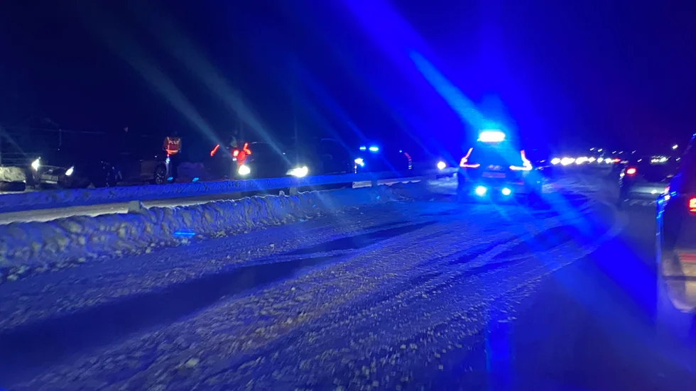 Två bilar kolliderade på väg 97 under onsdagseftermiddagen. Innan olyckan fick polisen larm om att en bil färdades i fel körriktning.