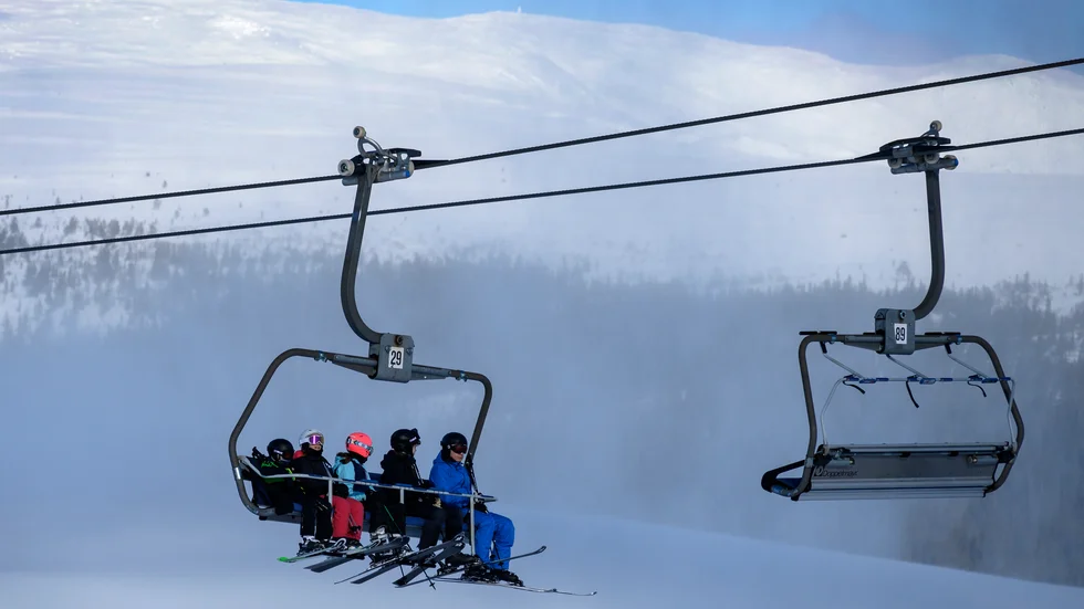 IDRE 20210304 
Skidåkare i sittlift på sportlov. 