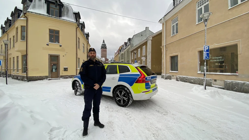 "I polisen i Strängnäs jobbar vi tillsammans med socialtjänsten och fritidsgårdarna", berättar Fredrik Nätterlund som är gruppchef för områdespolisen i Strängnäs.