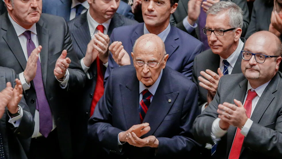 Den tidigare italienske presidenten Giorgio Napolitano, i mitten, har avlidit. Här applåderar han valet av sin efterträdare Sergio Mattarella år 2015. Arkivbild.