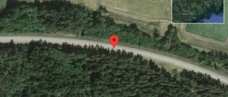 En personbil i singelolycka på väg 57