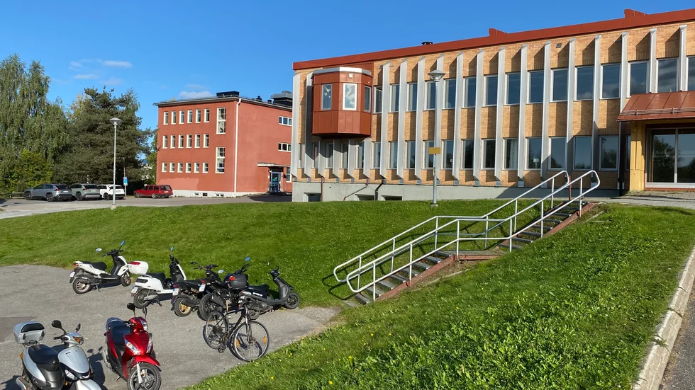 "Det är ytterst godtyckligt vilka lärare som får lämna. Man kan undra om det är personlighet eller kompetens som bedöms", skriver insändarskribenten. (Arkivbild)