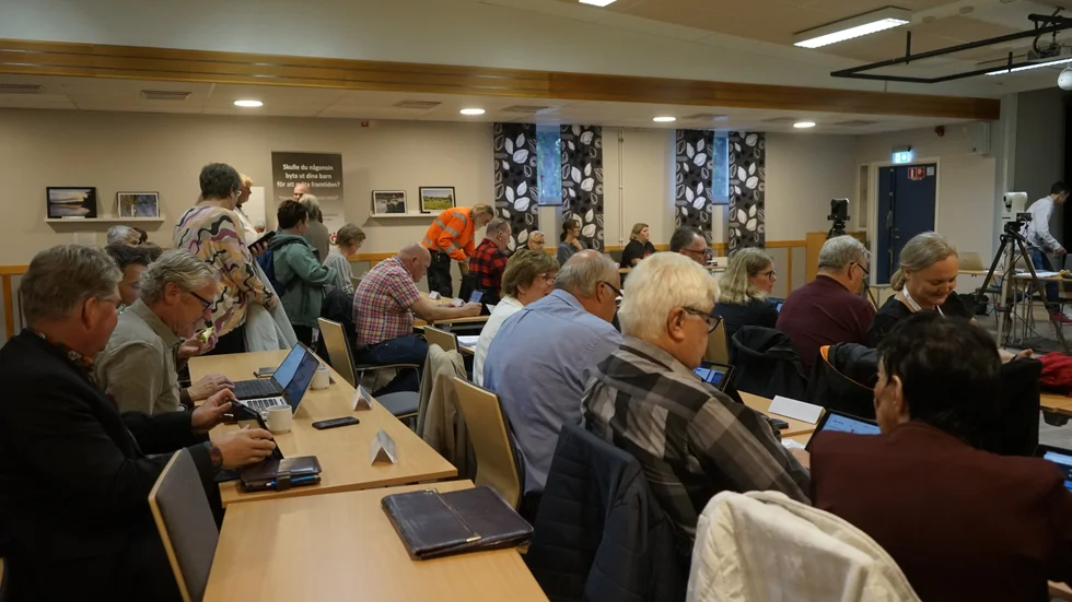 Nu är sommarlovet slut för Kindas kommunpolitiker. På måndagskvällen öppnade höstens fullmäktige och det var åter dags att sätta sig i skolbänken. Terminen rivstartade med tuffa ämnen såsom skattesats, budget och Utveckling Kinda 2024-2027.