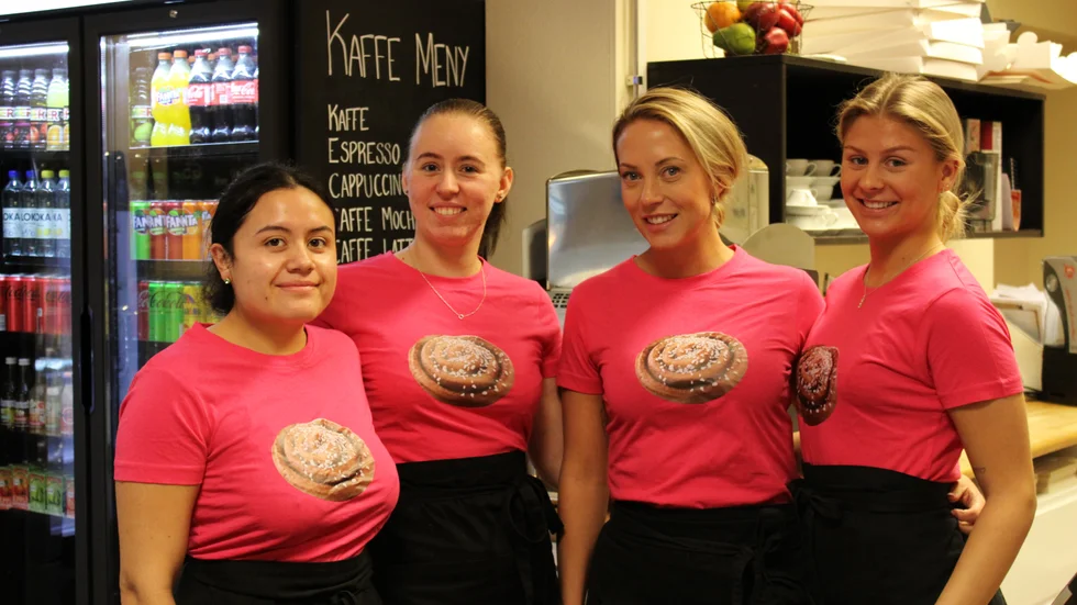 Hanna Gunnarsson, Tilde Johansson, Maria Carlsson och Emma Karlsson på Bakfickan i Vimmerby visar upp tröjorna som de har ordnat speciella för Kanelbullens dag. 