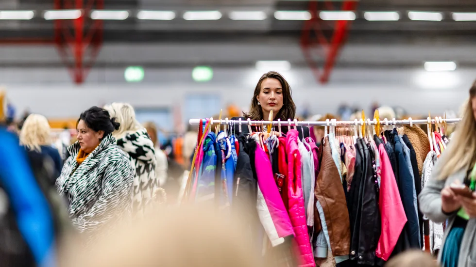 Sara Olsson välkomnar nya kraven på insamling av textilier men poängterar att återvinning inte är hela lösningen. "Det viktigaste vi kan göra är att använda våra kläder längre, laga och vårda samt välja begagnat när vi behöver något nytt".