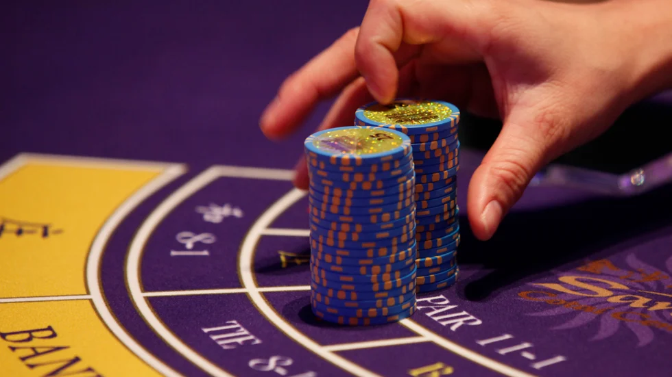 En croupier placerar ut marker på ett spelbord i Macao. Arkivbild.