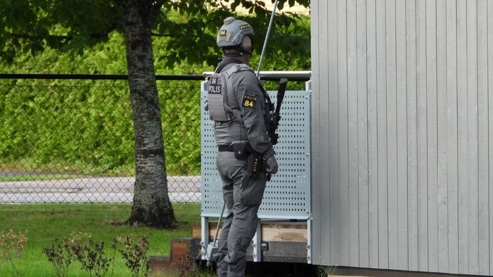 Polis med förstärkningsvapen på plats i Skärblacka på torsdagen.