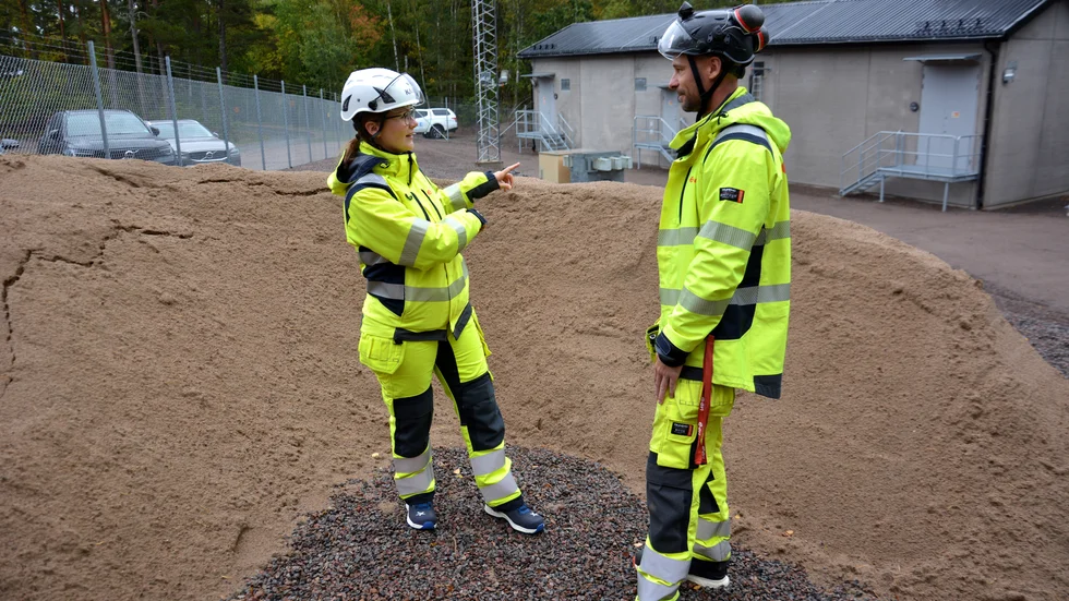 Louise Westerberg, ECM-expert på Eon, samt Victor Sedman, stationsansvarig på Eon framför den anlagda bi-bädden som kan komma att bli hem till olika sorters vildbin.