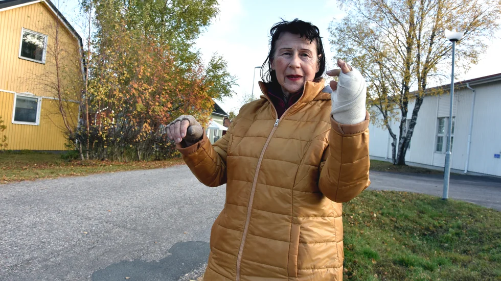 Karin har opererat vänster hand, handleden lär ha varit helt söndertrasad och hon har fått sy skador på höger hand. "Tack vare min omgivning har jag kunnat reda mig trots att en hand är obrukbar och med den andra handen kan jag bara använda fyra fingrar" säger hon.