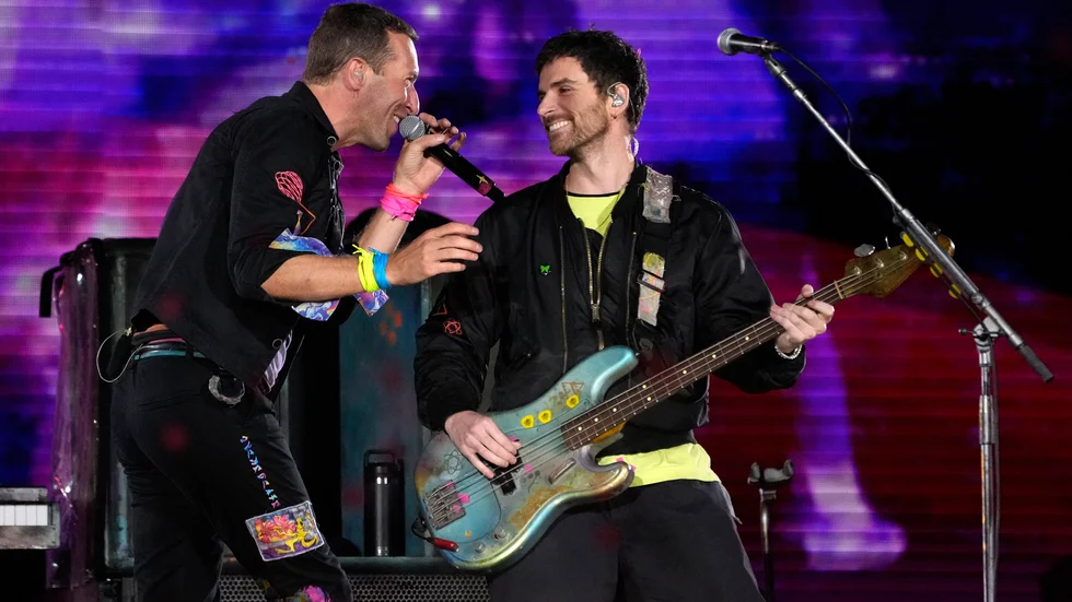 Chris Martin och Guy Berryman under Coldplays konsert i Pasadena i slutet av september. Arkivbild.