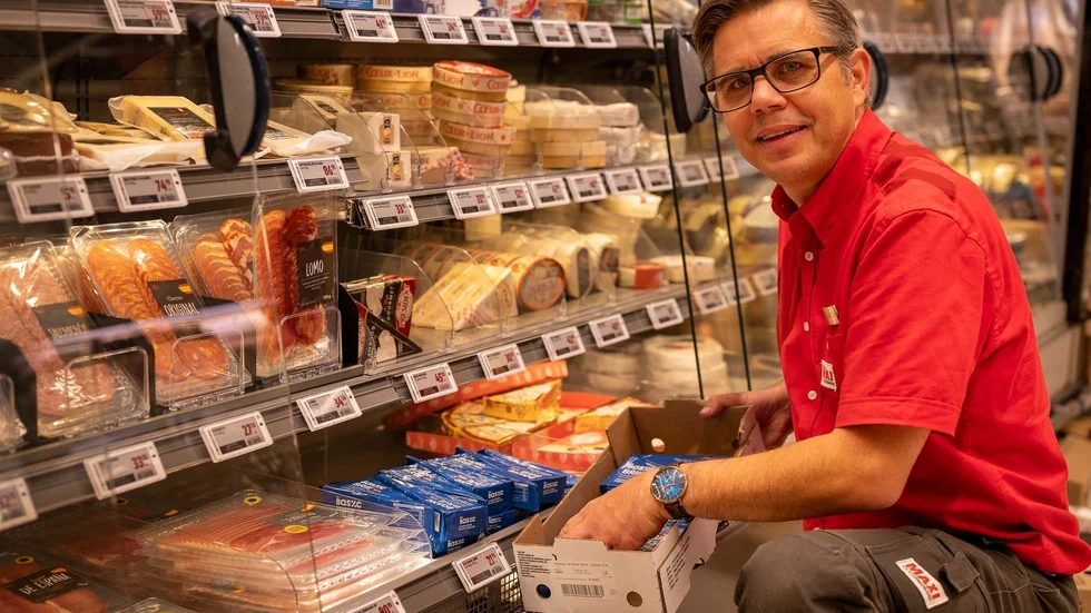 Butikschefen Joakim Larsson visar olika prisalternativ för brieost. Själv gillar han den billigaste.