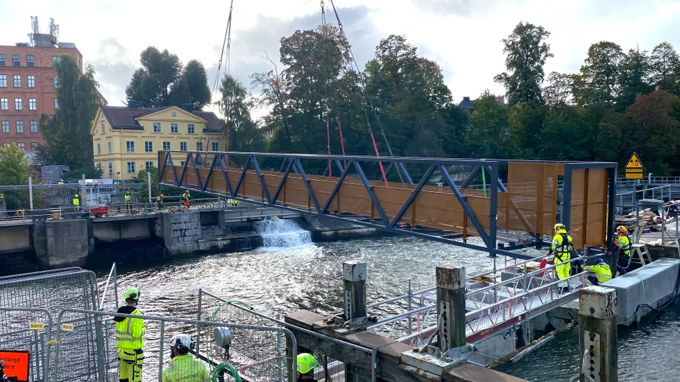 Här lyfts den längsta delen av Dragsbron, mittendelen, på plats med hjälp av en stor kran och styrlinor.