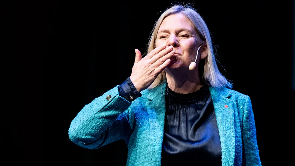 S-ledaren kastade slängkyssar när hon talade på Miljöpartiets kongress för ett par veckor sedan. Som politiken ter sig för tillfället är det nog ett angeläget projekt för S att MP håller sig på rätt sida om riksdagsspärren. 