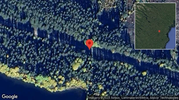 En personbil och en lastbil stillastående på väg 846